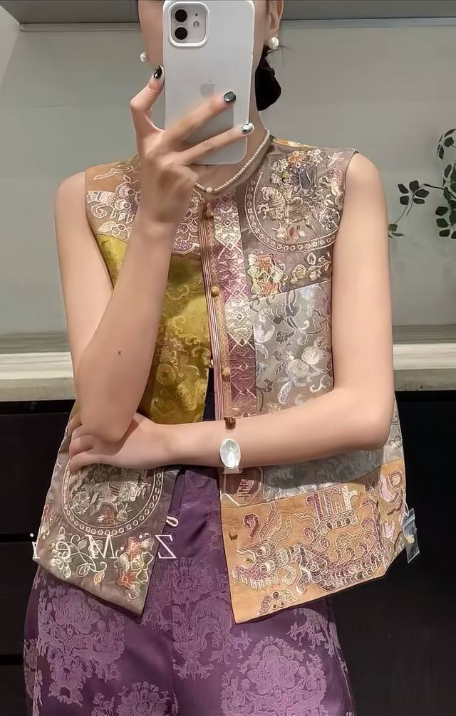 Heavy-duty exquisite Chinese jacquard vest. This vest is exquisitely embroidered