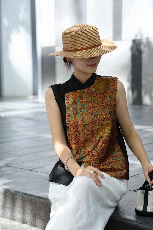 Retro Chinese style patchwork jacquard vest with exquisite pattern and artistic