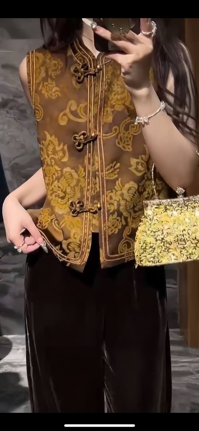 Retro Chinese-style buttoned jacquard vest with exquisite patterns and ancient c