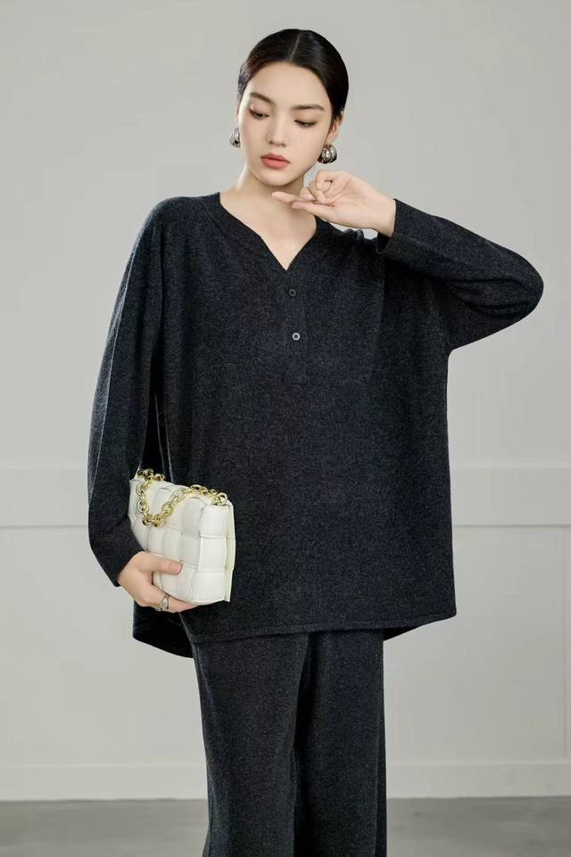 Autumn new style full wool V-neck solid color long sleeve