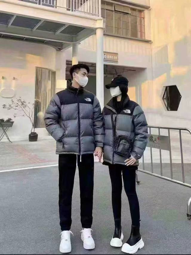 The North Face down jacket couples really love to wear together~ Who understand