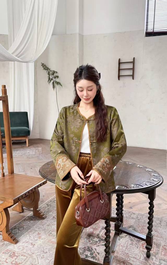 This embroidered, ancient-style jacquard jacket is a perfect fusion of high fas
