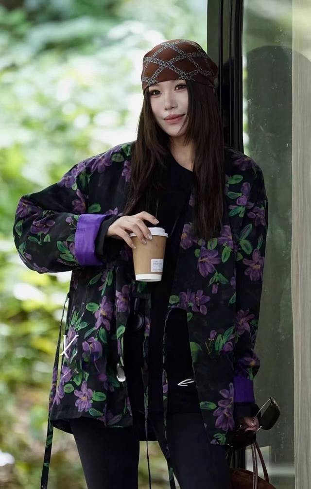 The elegant floral rayon jacket with purple air from the east reshapes the fashi