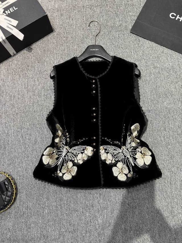 This big butterfly is so beautiful! Embroidered big butterfly vest! Age-reducing