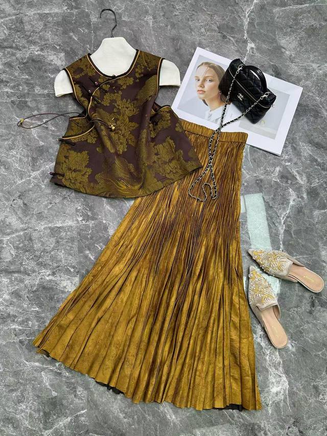 The hottest new interwoven jacquard vest top, mellow brown, like the background