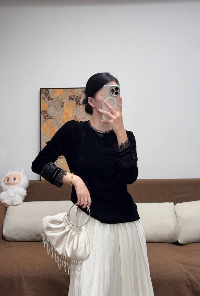 Embroidered lace splicing stretch velvet topClassic elegant black slim and styli