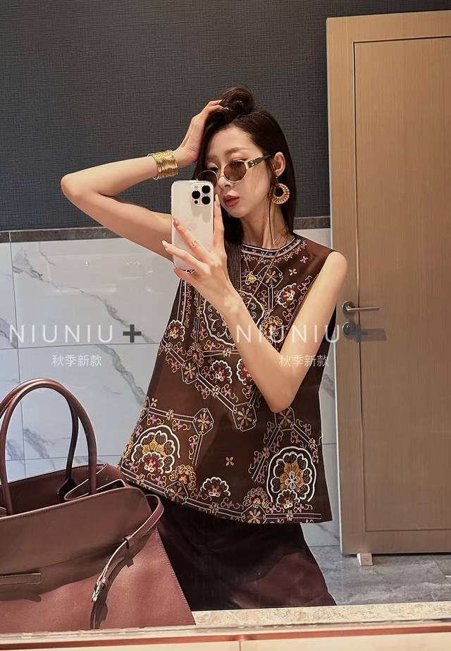 Worsted wool embroidered vest Retro floral embroidery is exquisite and eye-catc