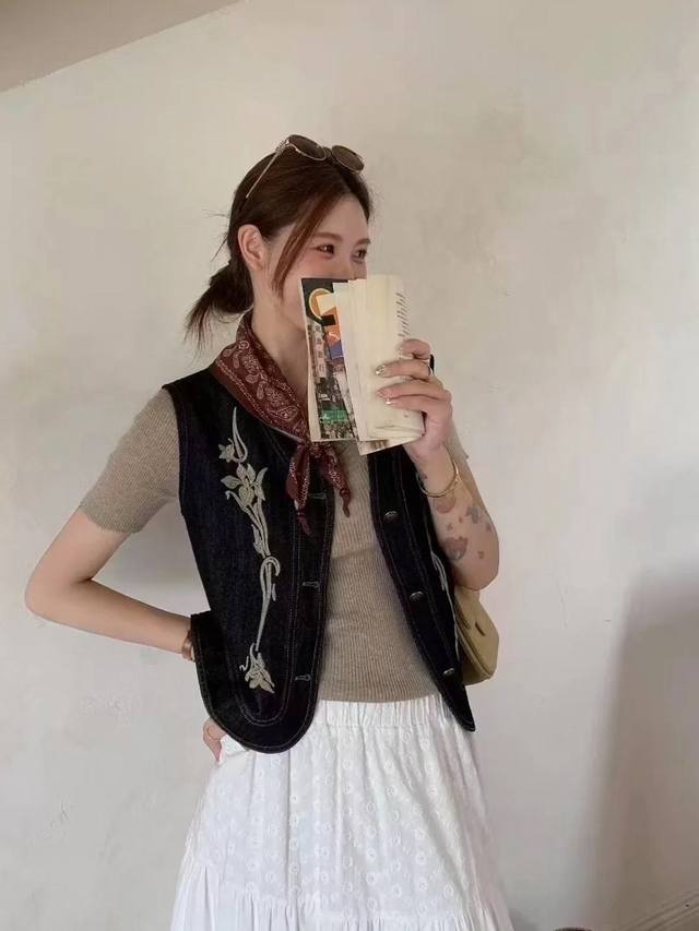 French retro heavy embroidered denim vest, the classic denim blue background br