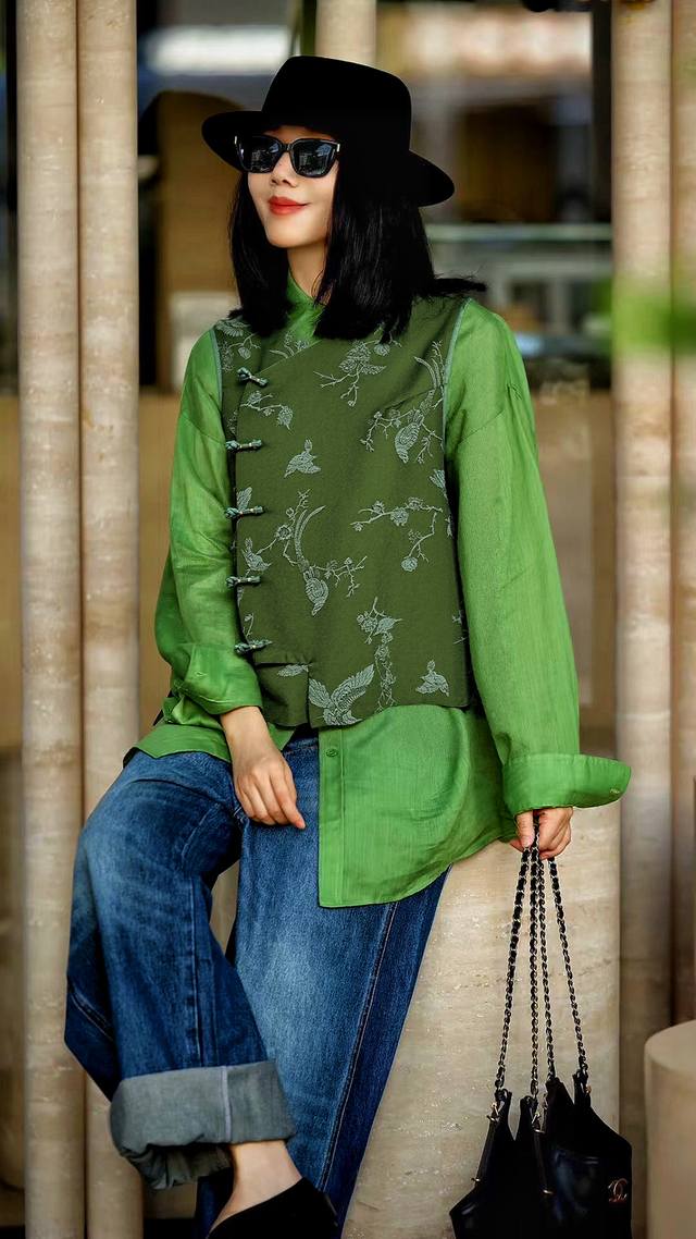 High-end version in stock! High-end oil-silk vest. Rich dark green, calm and sty