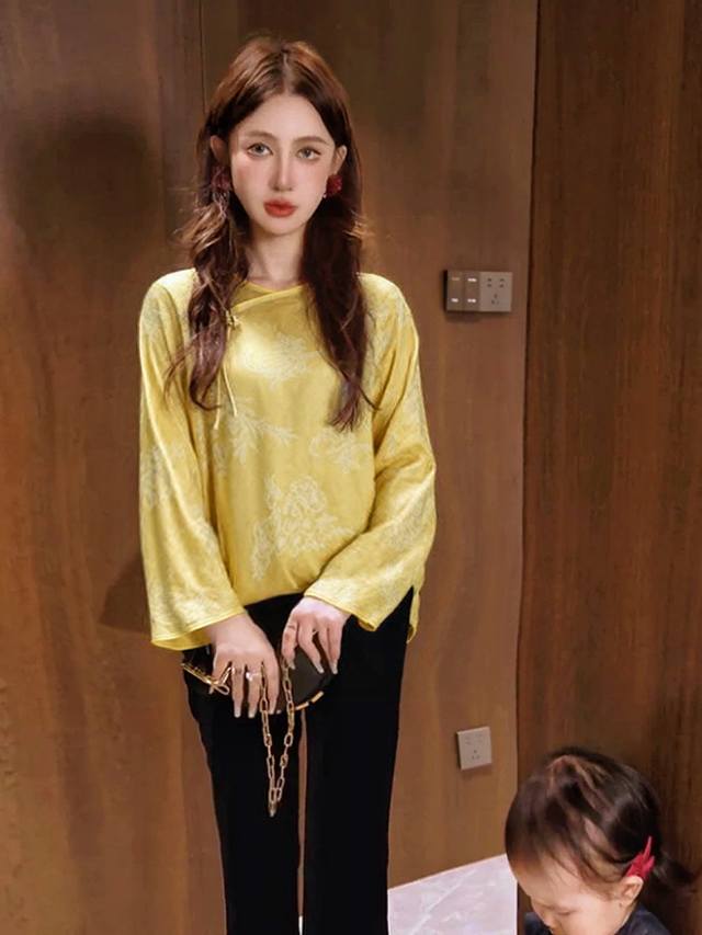High-end popular silk fried color top is versatile. The loose design cleverly mo