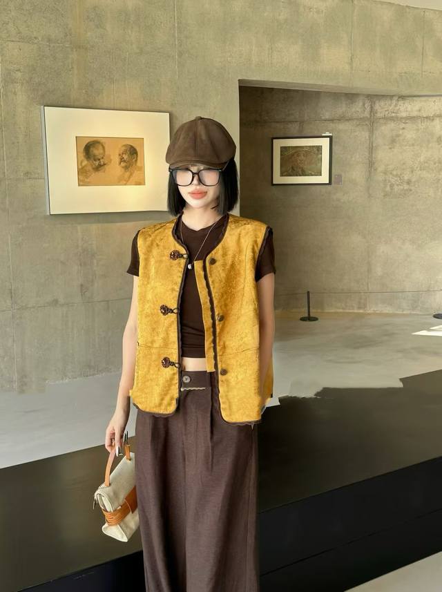 This elegant Chinese-style lace-trimmed vest exudes an oriental flair. The vibr