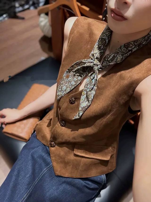 Super hot! The king of autumn atmosphere! The sheepskin vest with cashew flower