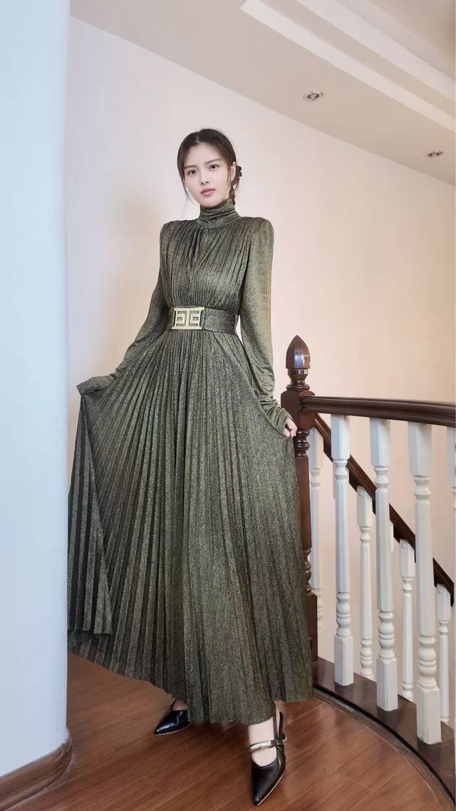 2025Aw Elegant and Flowing Pleated Dress Color: Green, Black Sizes: M-L, Xl-Xxl
