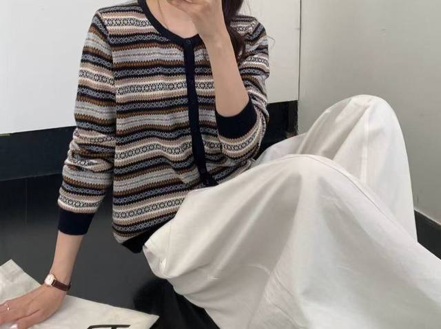 Retro round neck striped 33 wool design knitted cardigan 2025 autumn new niche