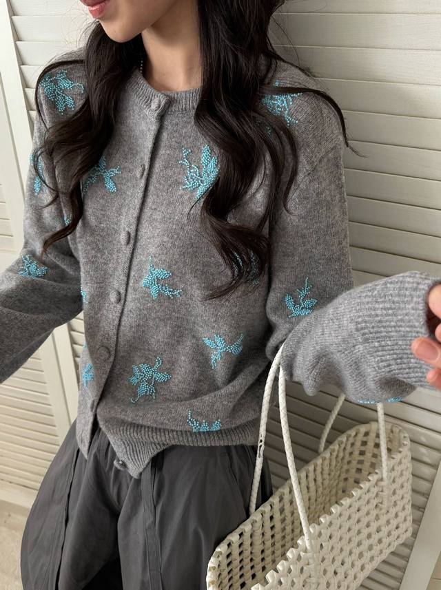 All-wool heavy-duty rhinestone cardigan