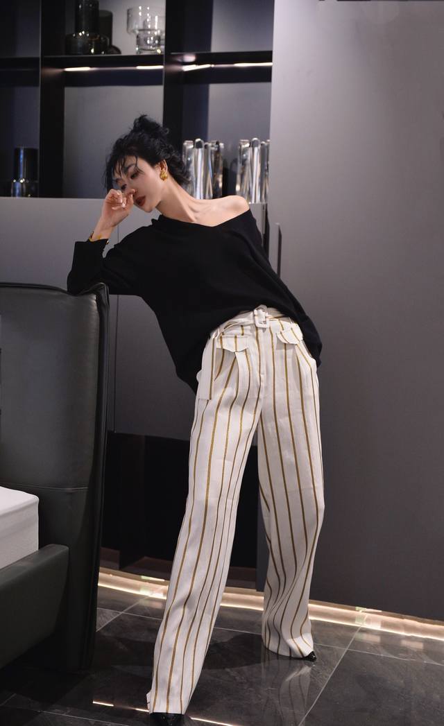 New early fall recommendations: a knitted top and linen pants. Highly wicking,