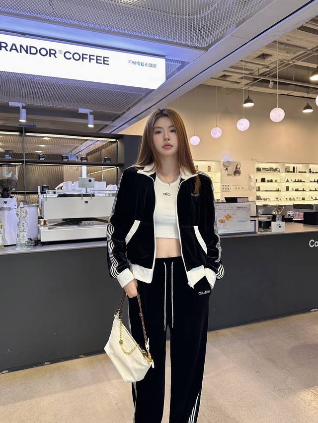 Miumiu*2025 autumn new style suit. Long-sleeved jacket and straight-leg trousers