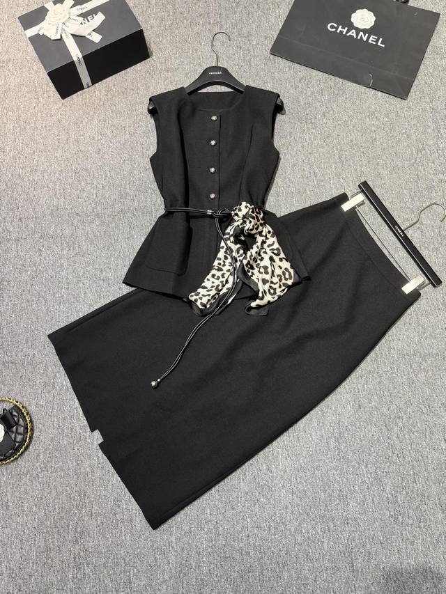 Elegant and elegant vest skirt set! Base Super beautiful and good looking! Elega