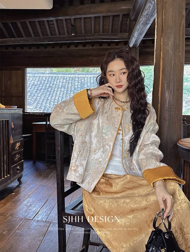 Gilded cashew flower jacket with 22% wool. Exquisite and delicate traditional Ch