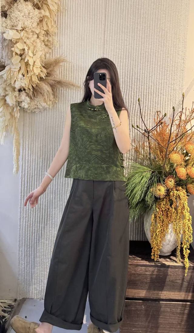 This Zen-inspired dark green jacquard vest is crafted from premium oil silk, wit