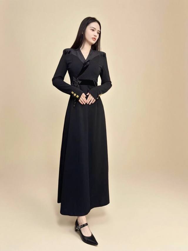 2025Aw The black long skirt has a high-end feel. The velvet stitching and exquis