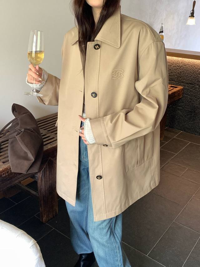 A mid-length trench coat with a full Chanel vibe. Decorated with vintage double