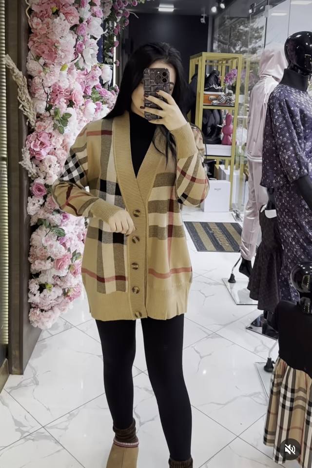 Burberr* New contrast plaid V-neck long-sleeved knitted cardigan, khaki,