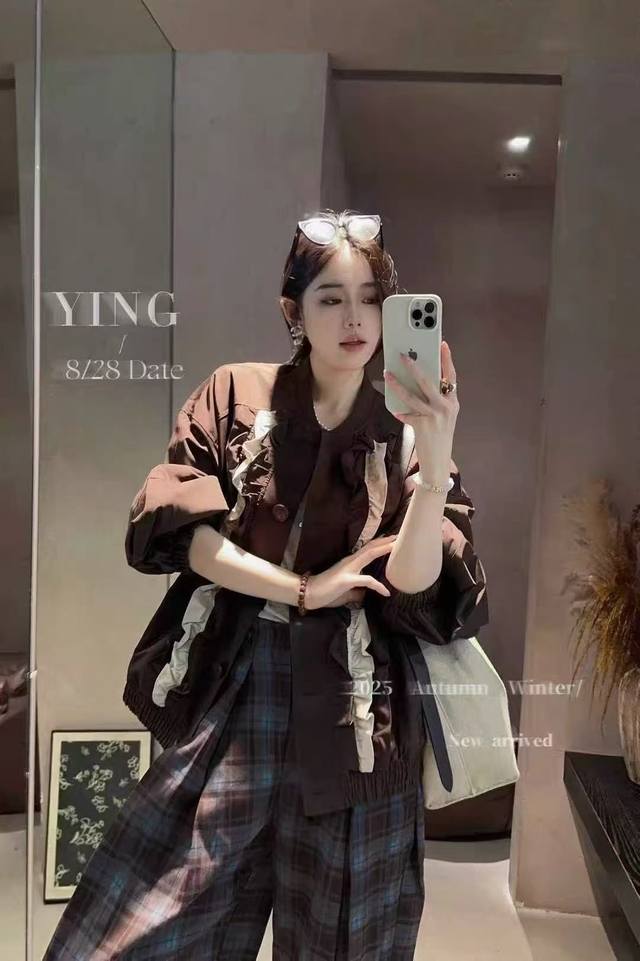 A baseball jacket with a luxurious and romantic atmosphere. The unique pleated l