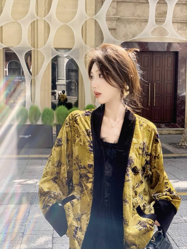 High-quality textured heavy-duty burnt velvet jacket. The color-blocked lace-up