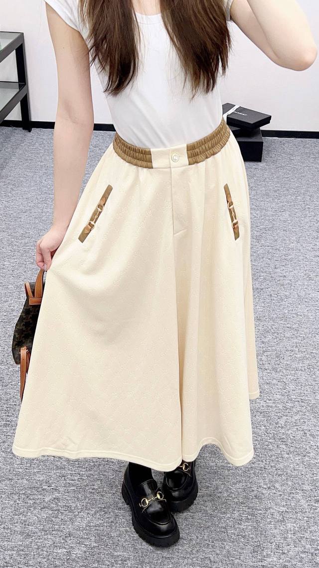 Gucc* 2025Fw new skirt is comfortable, stylish, and elegant. It's a perfect ever
