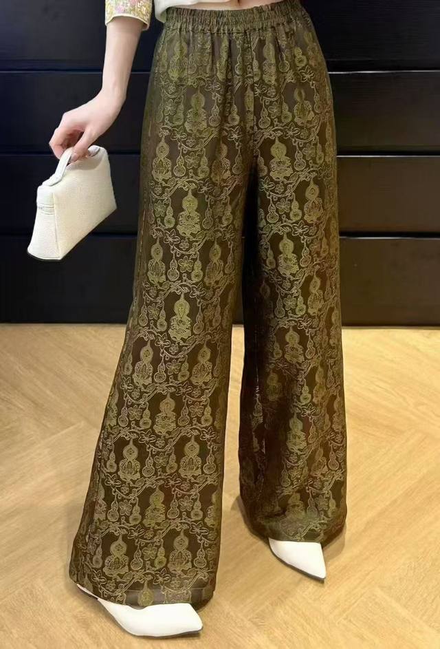 Strongly recommend the hot-selling gourd-print straight-leg pants. The golden go