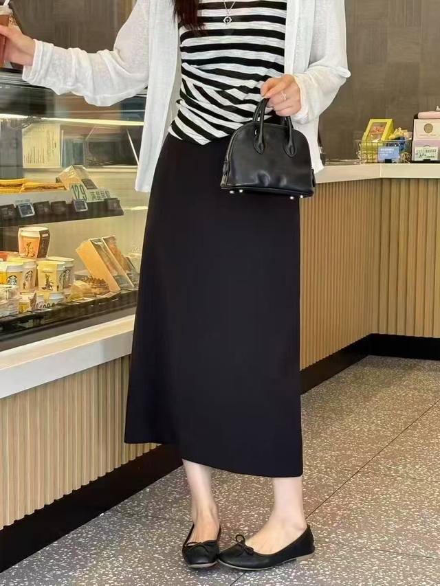 Minimalist and exquisite semi-elastic slit skirt. Classic pure black color. Mys