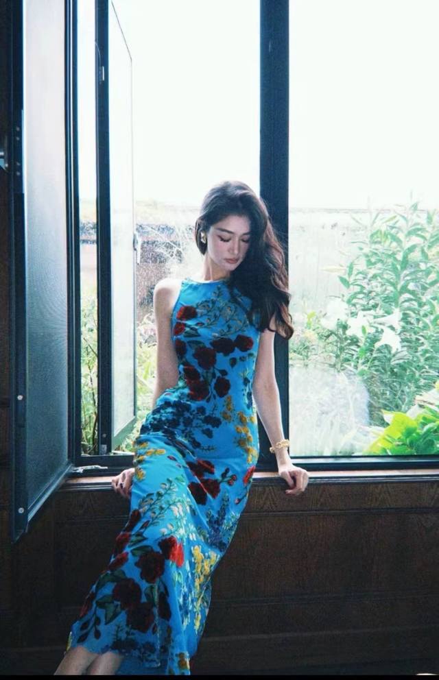 Hot-selling velvet burnished bias-cut maxi dress. "Atmosphere Beauty" Hot-sellin