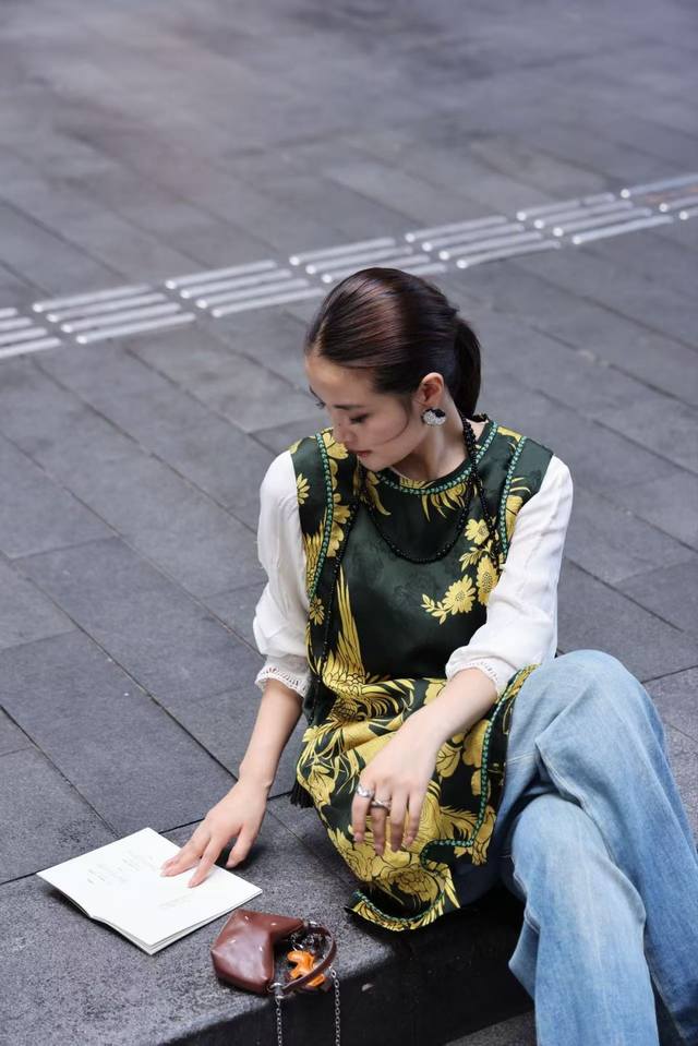 Hot item, large quantities in stock. Featured hot item: 100% rayon vest skirt. T