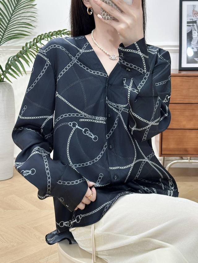 New twill shirt. Made of 100% silk twill, it has a naturally crisp feel with th