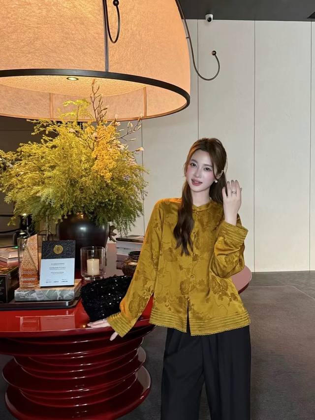 Fashionable and versatile splicing jacket, with added lining, can be worn season