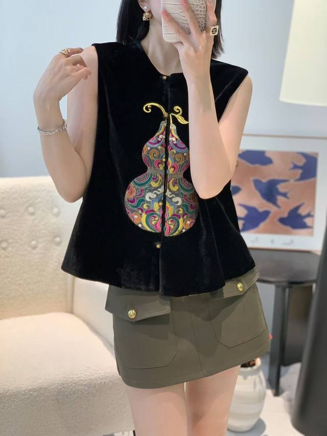 Velvet Gourd Embroidery Vest Size: S