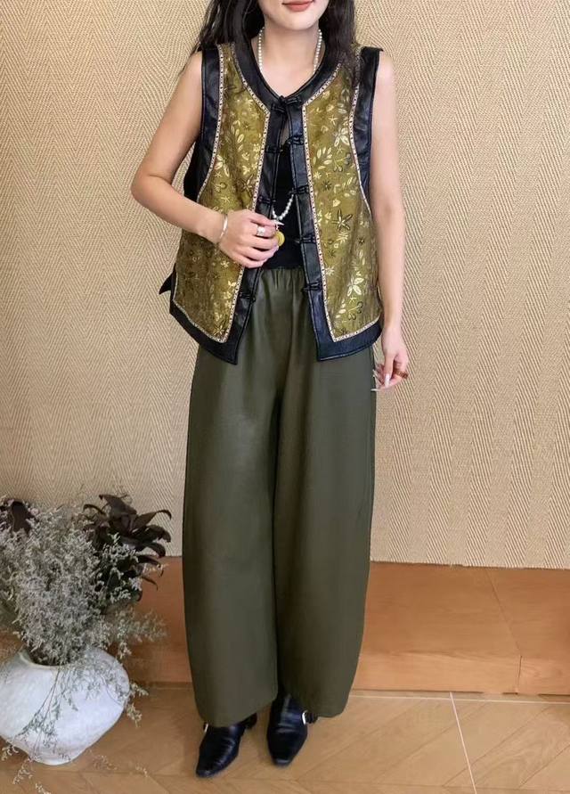 Chinese brocade and leather embroidered vest, with a retro background and exqui