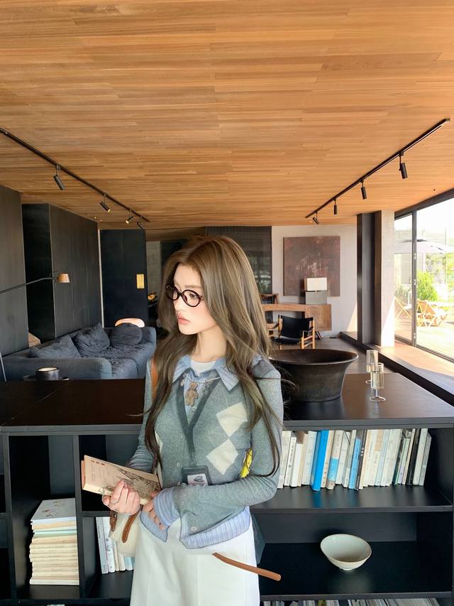 Interesting work card diamond fake two-piece bottoming top, each piece requires