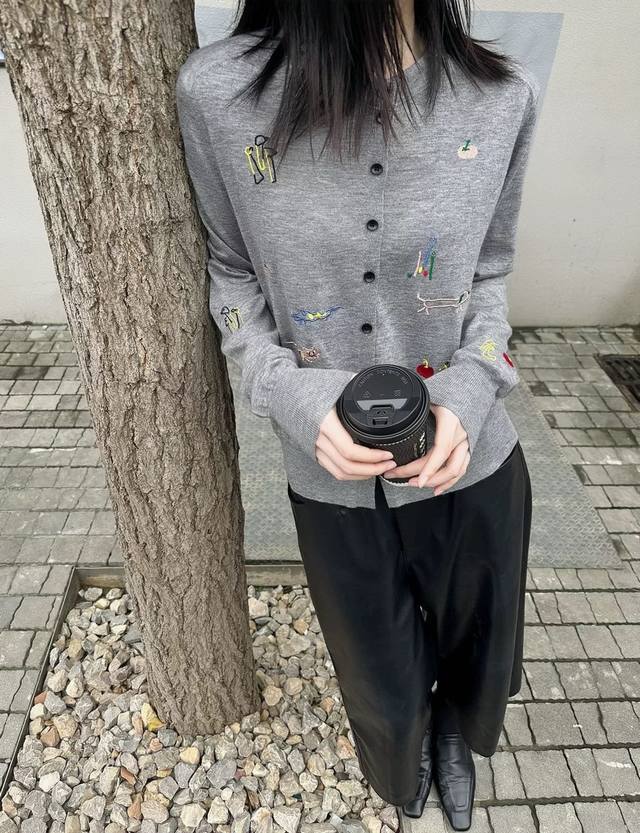 Superfine wool round neck cartoon embroidered long-sleeved knitted cardigan, the