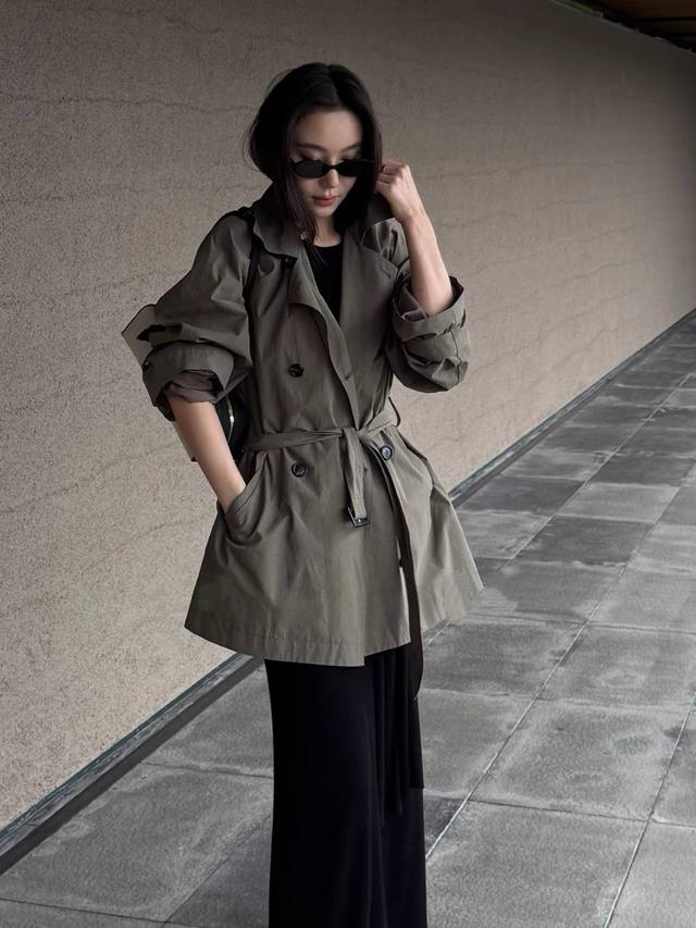 This high-end trench coat embodies the unique romance of autumn. Its clean cut