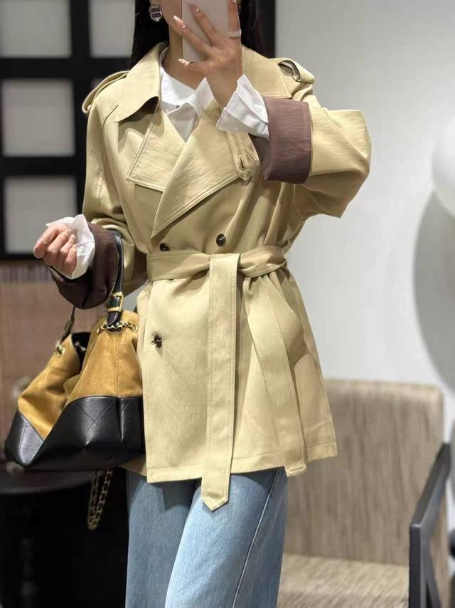British style contrasting sleeves and tie-back trench coat. The classic khaki co