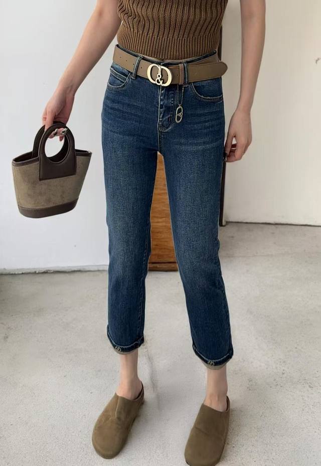 These popular four-way stretch cigarette pants are made of premium four-way str