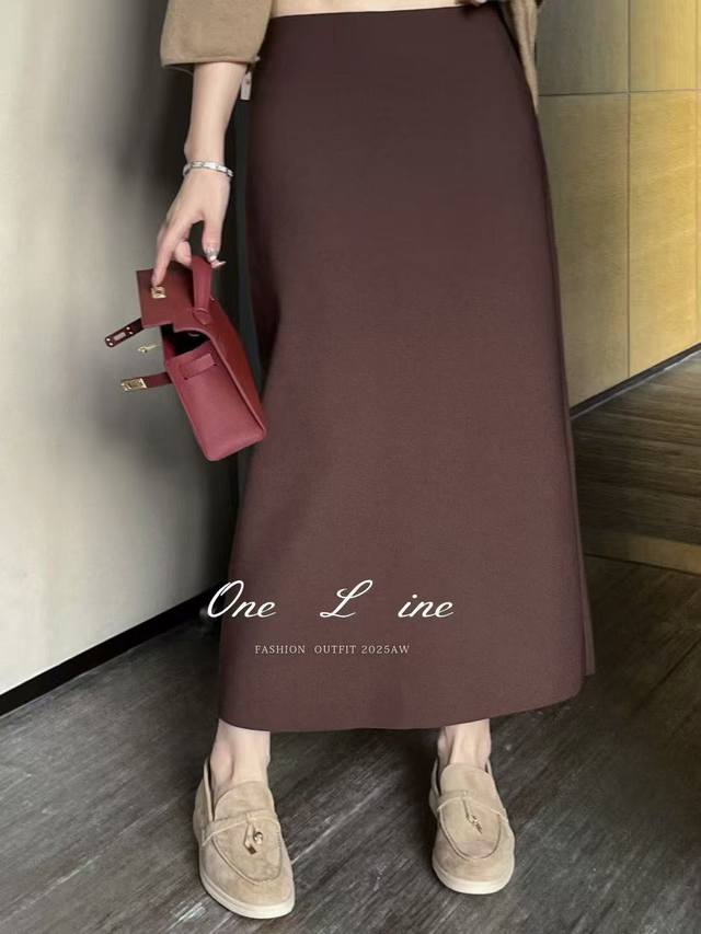 This popular hip-lifting, back-slit paper skirt is absolutely stunning! The bro