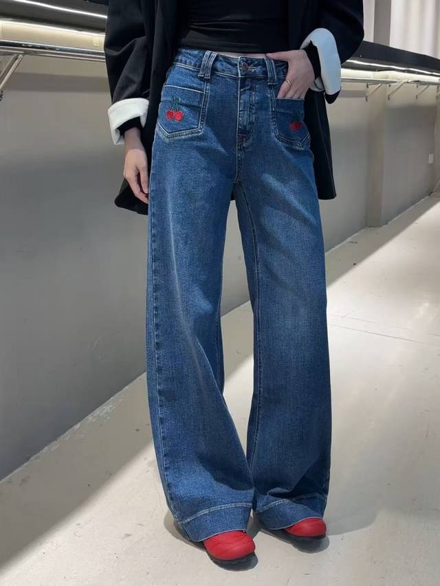 Retro flared jeans are here! In classic denim blue, they're incredibly stylish.
