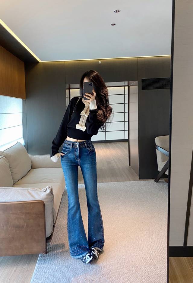 These rhinestone-finished flared jeans are amazing! The vintage blue is super te