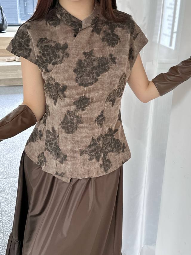 100 embossed silk shantung silk top! The floral pattern is incredibly 3D! The 3D