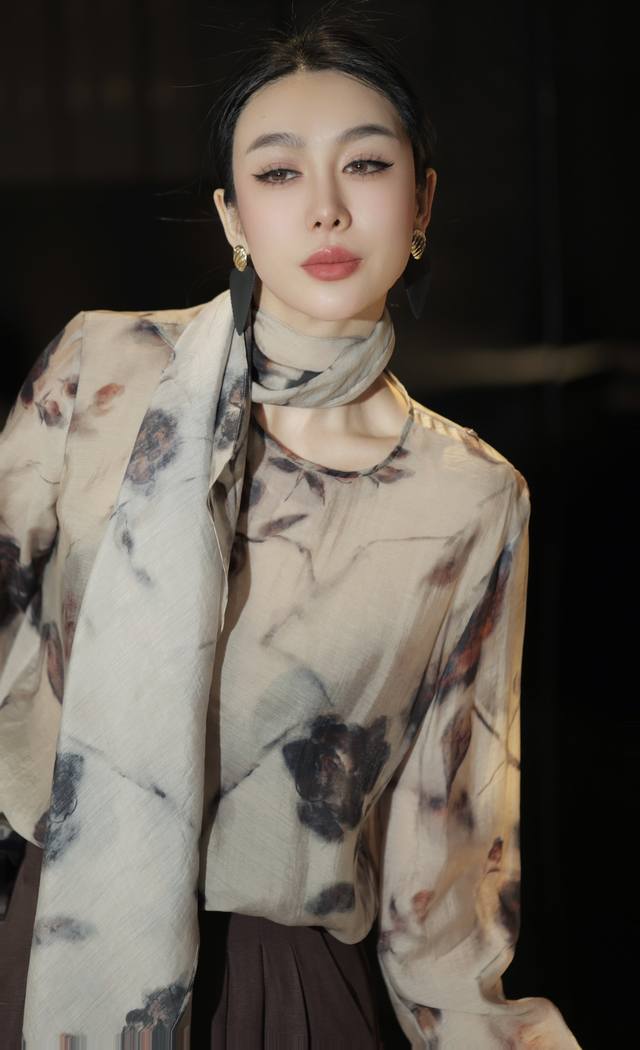Hot-selling ink-and-wash print shirt with elegant artistic patterns. It's a soph