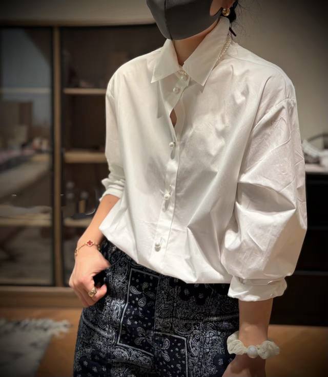 Hot new arrivalPearl button pocket white shirtPair with any itemFabric: CottonSi