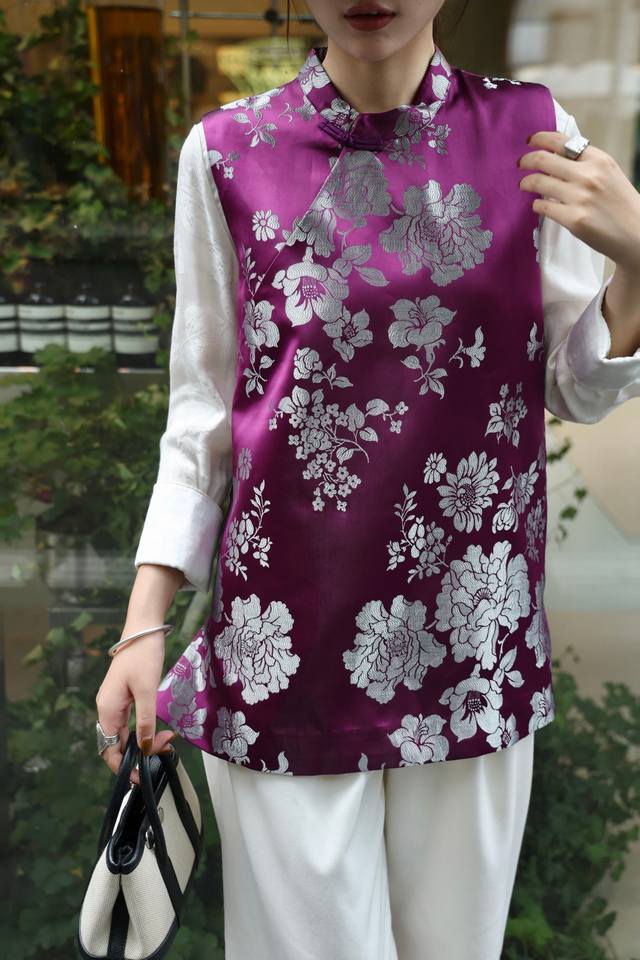 Hot new arrivalHigh-end atmospheric slant-lapel rayon old satin vestLayered and